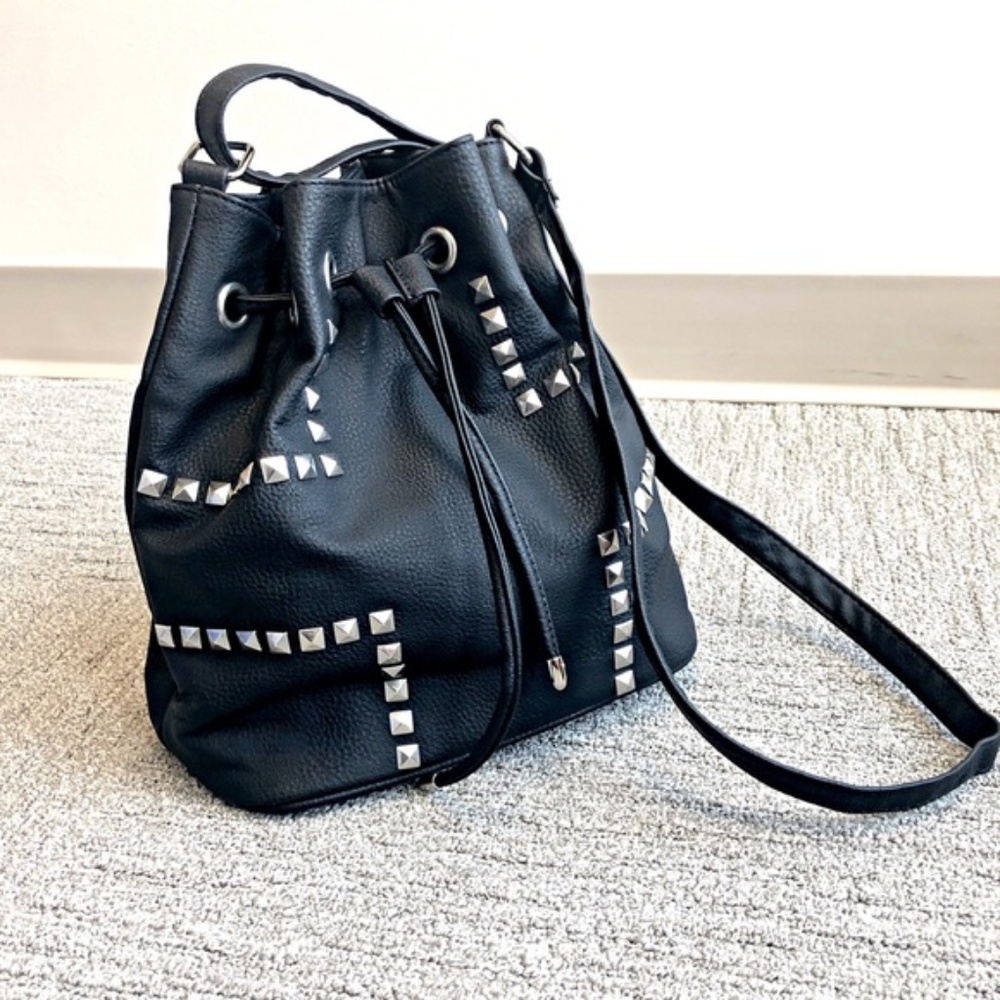 2/$15 ⭐️ Black Studded Crossbody Bucket Bag 0108